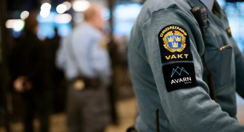 G4S säkerhetsvakt påväg att använda ett nyckelskåp