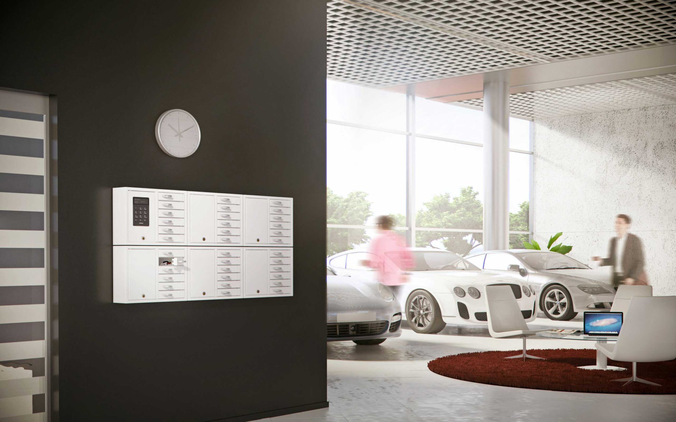 El gabinete de llaves 9006 S de la serie System más cinco del 9006 E de la serie Expansion manejan la gestión de llaves de la empresa automovilística. Montado en la pared con compartimentos abiertos que contienen llaves de coches.