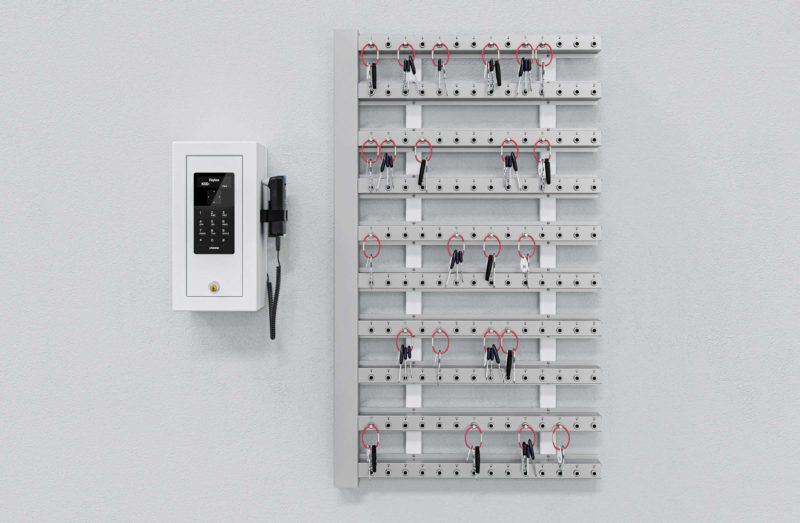 Intelligenta nyckelister med kontrollbox monterade på vägg för nyckelhantering.
