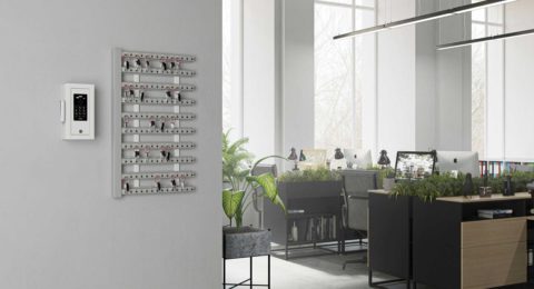 10 stycken intelligenta nyckelister med kontrollbox monterade på vägg och nyckelskåp för en unik nyckelhantering.